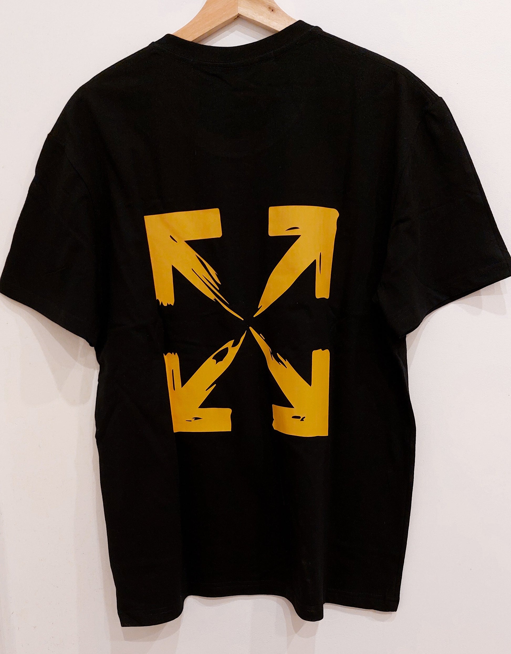 Remera Off White - TL STORE ⚡️ vista sobre fondo blanco