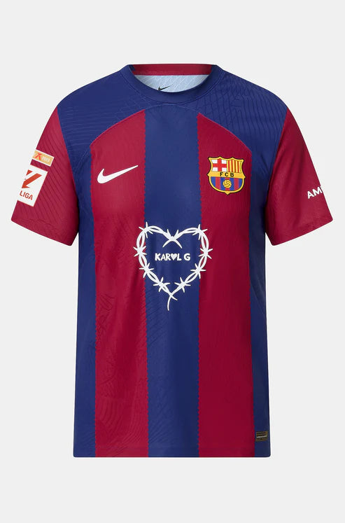 Camiseta Barcelona x Karol G - Ed. Especial 2024 vista sobre fondo blanco