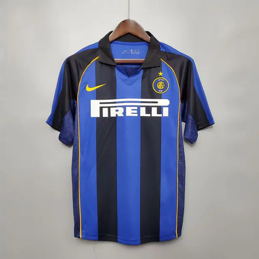 Camiseta Inter de Milan Retro 2001/2002 vista sobre fondo blanco