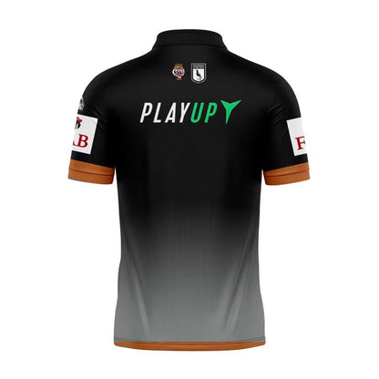 Camiseta Rugby Wests Tigers 2024 - Polo vista sobre fondo blanco