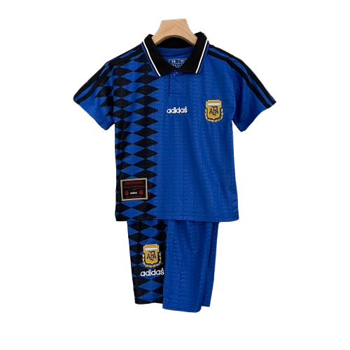 Camiseta + short Argentina Retro 1994 - NIÑOS vista sobre fondo blanco