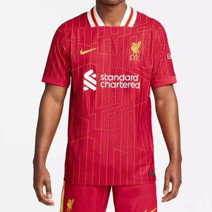 Camiseta Liverpool local 2024/2025 vista sobre fondo blanco