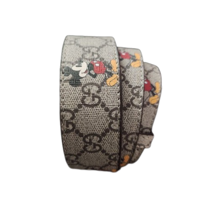 Cinto Gucci - Ed. Especial Mickey ⚡ TL STORE vista sobre fondo blanco
