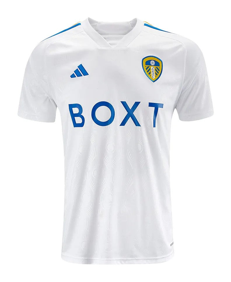 Camiseta Leeds United local 2023/2024 vista sobre fondo blanco