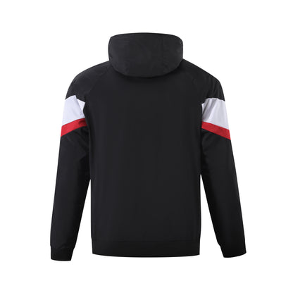 Campera PSG rompe viento 2024 vista sobre fondo blanco
