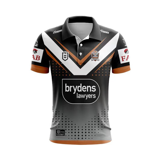 Camiseta Rugby Wests Tigers 2024 - Polo vista sobre fondo blanco