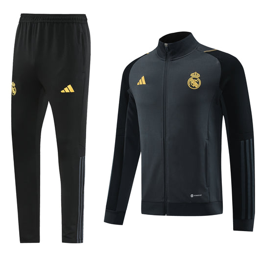 Conjunto Real Madrid 2024 vista sobre fondo blanco