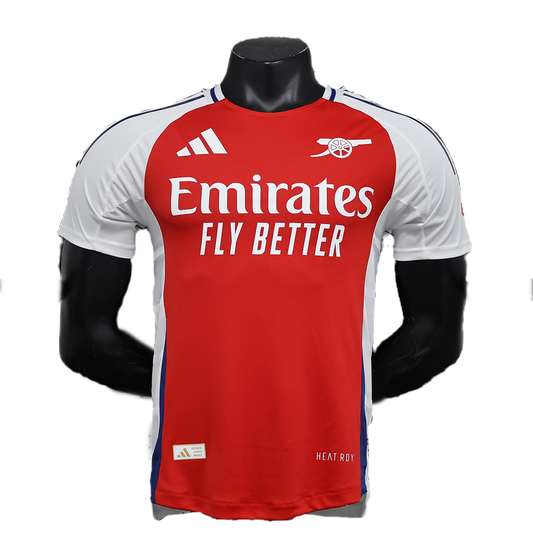 Camiseta Arsenal local 2024/2025 - VERSIÓN JUGADOR vista sobre fondo blanco