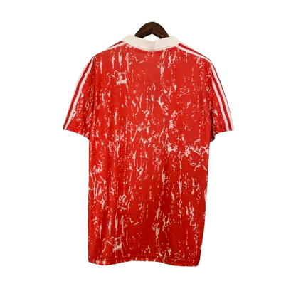 Camiseta Unión Soviética local Retro 1990 vista sobre fondo blanco