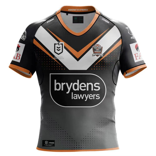 Camiseta Rugby Wests Tigers local 2024 vista sobre fondo blanco