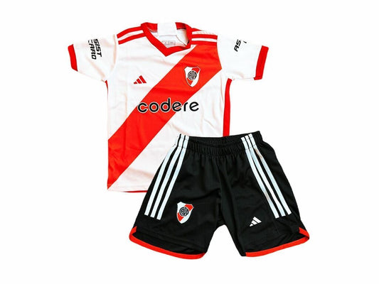 Camiseta + short River local NIÑOS 2023/2024 vista sobre fondo blanco