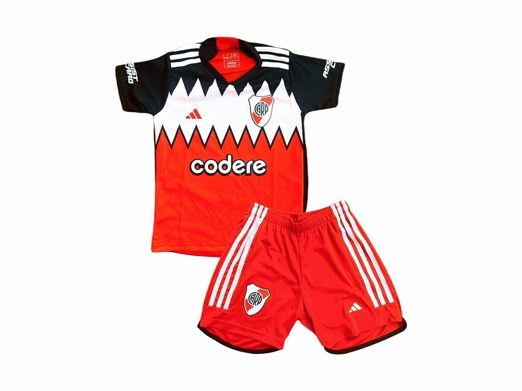 Camiseta + short River alternativo NIÑOS 2023/2024 vista sobre fondo blanco