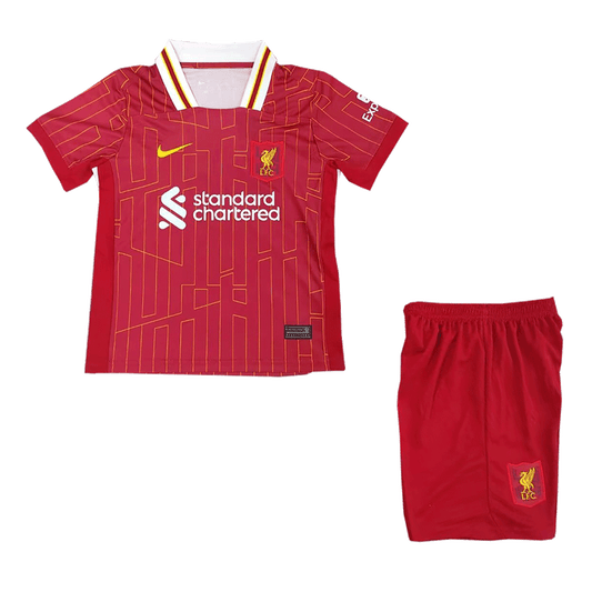 Camiseta + short Liverpool local 2024/2025 - NIÑOS vista sobre fondo blanco