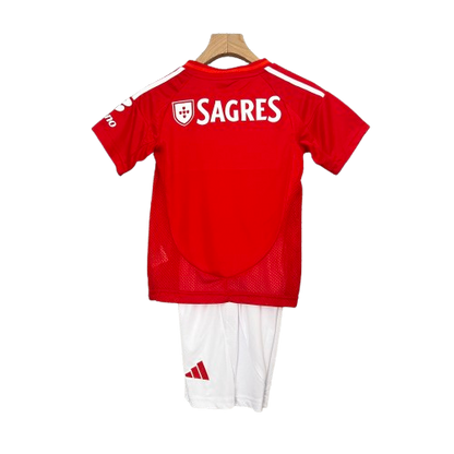 Camiseta + short Benfica local 2024/2025 - NIÑOS vista sobre fondo blanco