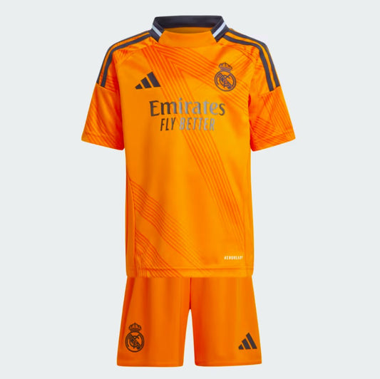 Camiseta + short Real Madrid alternativa 2024/2025 - NIÑOS vista sobre fondo blanco