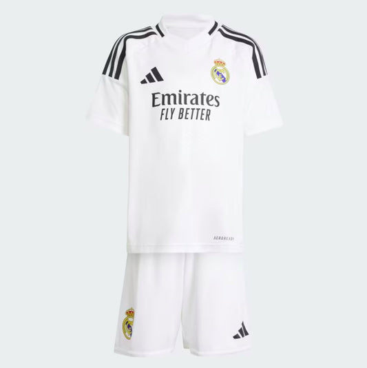 Camiseta + short Real Madrid local 2024/2025 - NIÑOS vista sobre fondo blanco