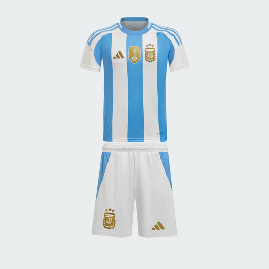 Camiseta + short Argentina NIÑOS - Copa América 2024 vista sobre fondo blanco