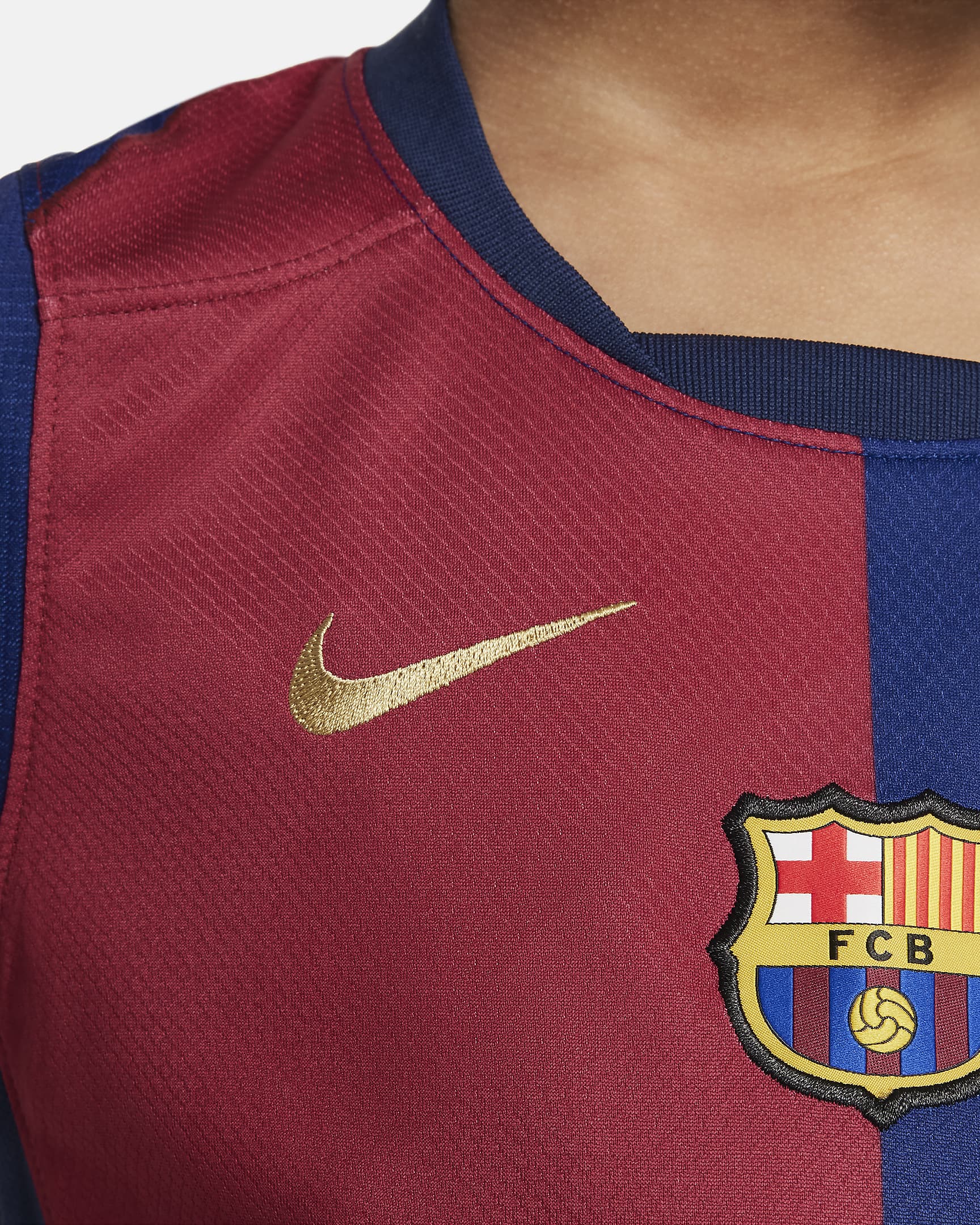 Camiseta + short Barcelona local 2024/2025 - NIÑOS vista sobre fondo blanco