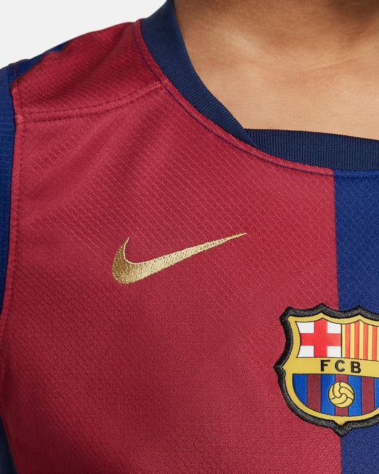 Camiseta + short Barcelona local 2024/2025 - NIÑOS vista sobre fondo blanco