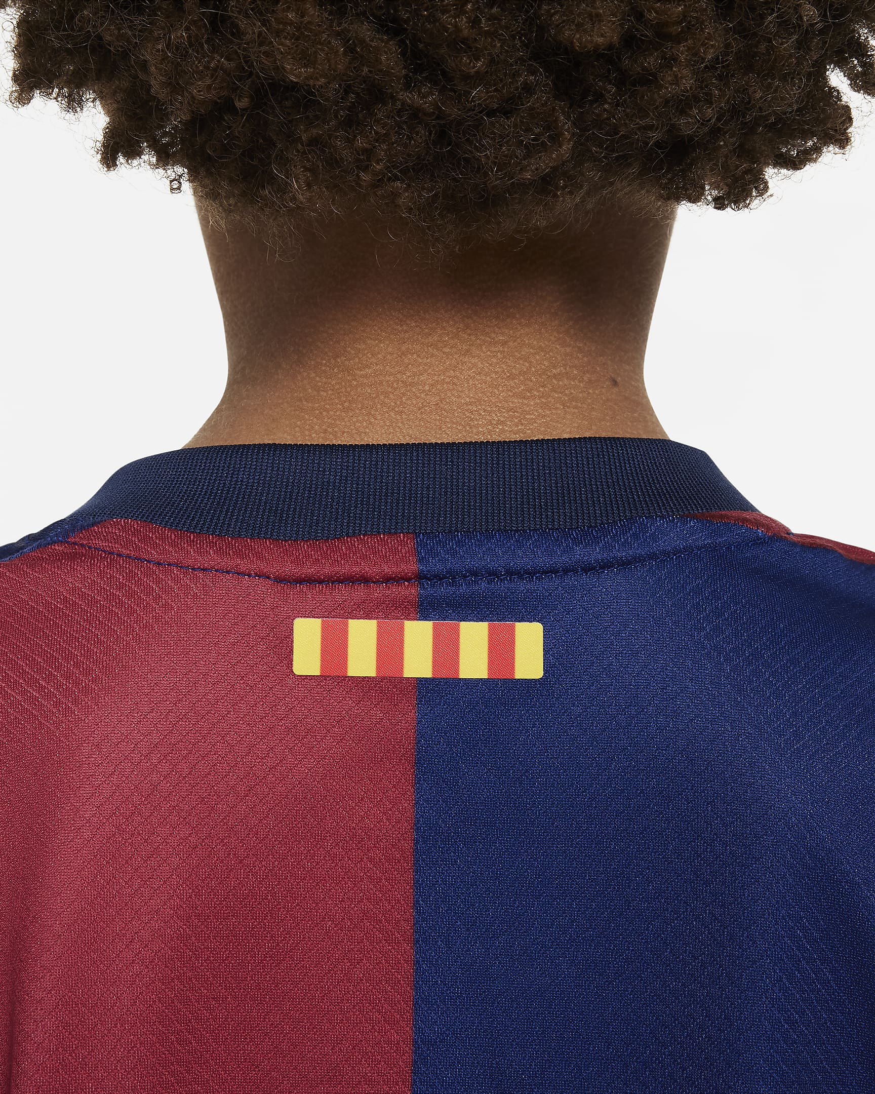 Camiseta + short Barcelona local 2024/2025 - NIÑOS vista sobre fondo blanco