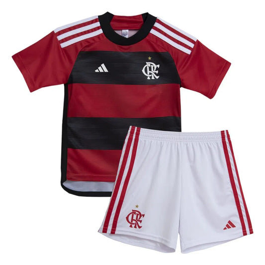 Camiseta + short Flamengo local niño 2023/2024 vista sobre fondo blanco