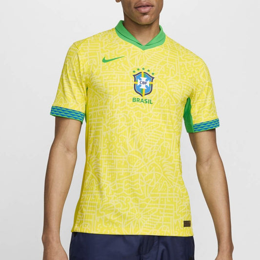 Camiseta Brasil local - Copa América 2024 vista sobre fondo blanco
