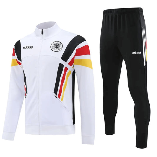 Conjunto Alemania 2024/2025 vista sobre fondo blanco