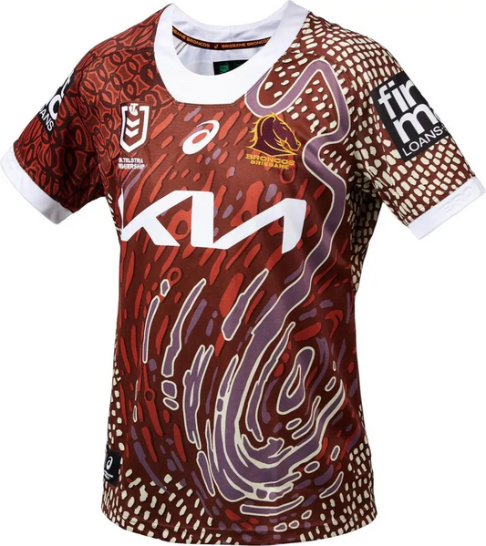 Camiseta Rugby Brisbane Broncos - Ed. Indigenous 2024 vista sobre fondo blanco