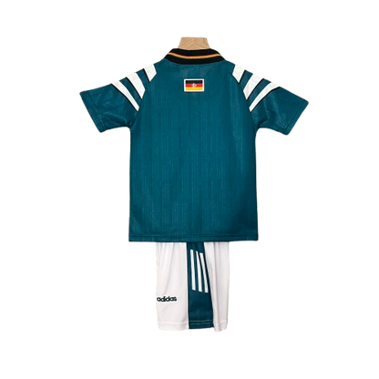 Camiseta + short Alemania Retro 1996 - NIÑOS vista sobre fondo blanco
