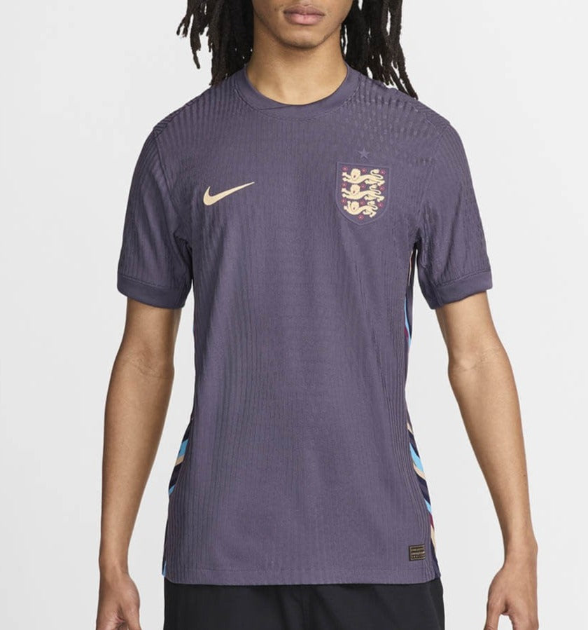 Camiseta Inglaterra alternativa - Eurocopa 2024 vista sobre fondo blanco