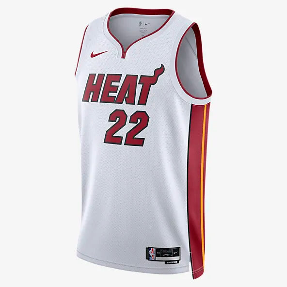 Camiseta Miami Heat blanca 2020/2021 vista sobre fondo blanco