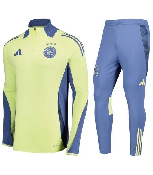 Conjunto Ajax Entrenamiento 2024/2025 vista sobre fondo blanco