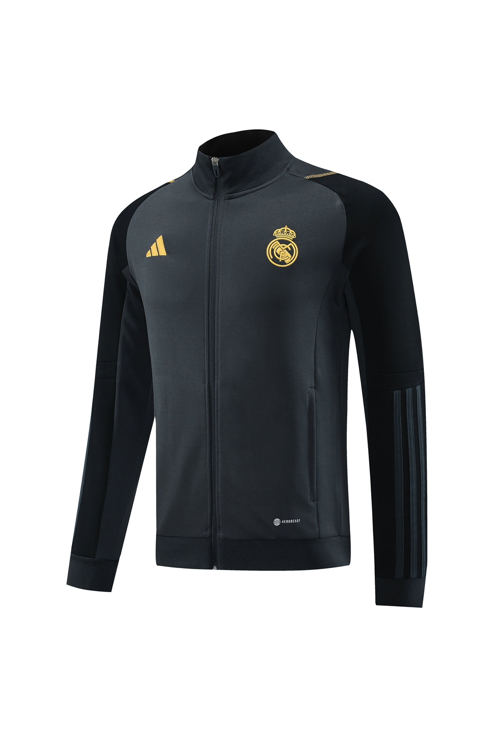 Conjunto Real Madrid 2024 vista sobre fondo blanco