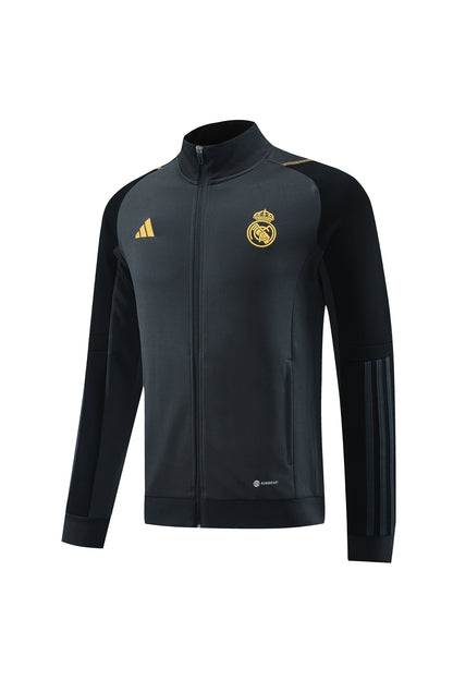 Conjunto Real Madrid 2024 vista sobre fondo blanco