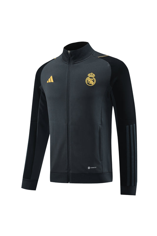Conjunto Real Madrid 2024 vista sobre fondo blanco