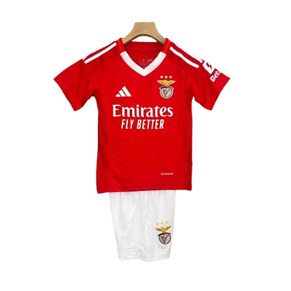 Camiseta + short Benfica local 2024/2025 - NIÑOS vista sobre fondo blanco