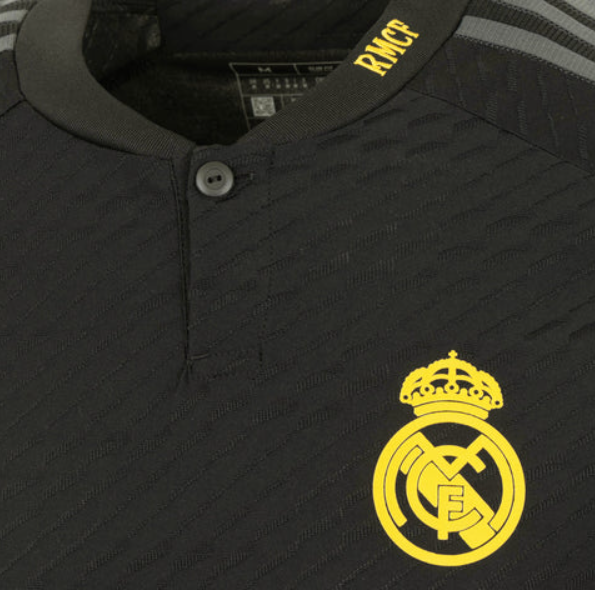 Camiseta Real Madrid tercera 2023/2024 - Versión Jugador vista sobre fondo blanco