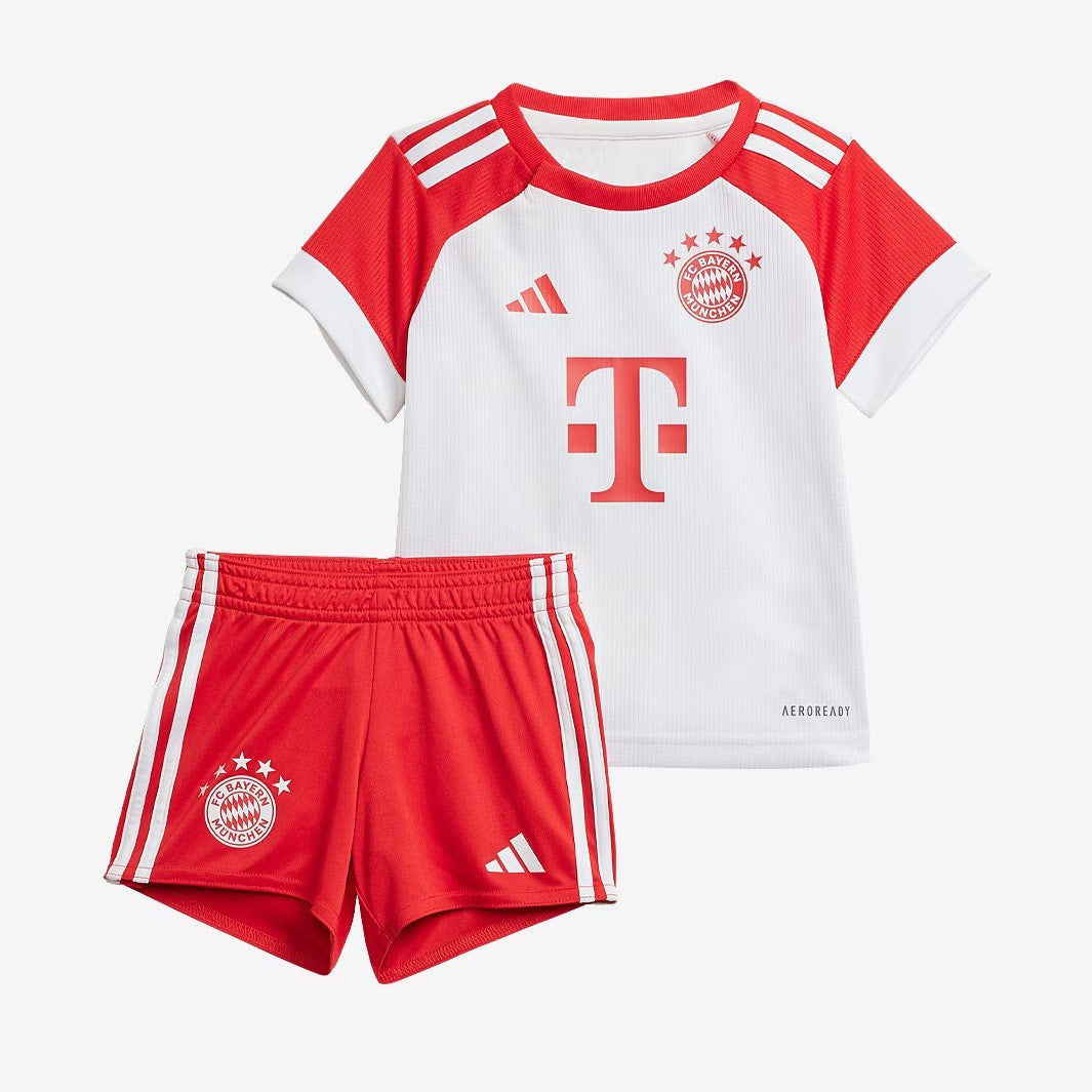 Camiseta + short Bayern Munich local niño 2023/2024 vista sobre fondo blanco