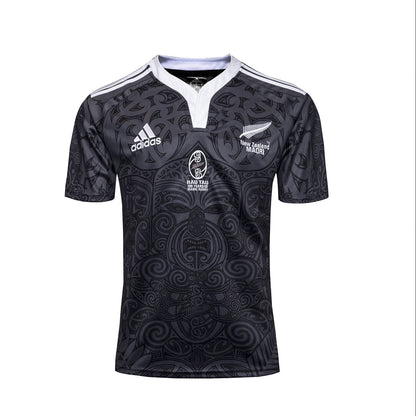 Camiseta Rugby All Blacks Maori - 100 años vista sobre fondo blanco