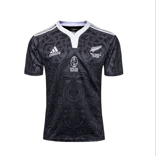 Camiseta Rugby All Blacks Maori - 100 años vista sobre fondo blanco