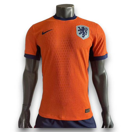 Camiseta Holanda local - Eurocopa 2024 VERSIÓN JUGADOR vista sobre fondo blanco