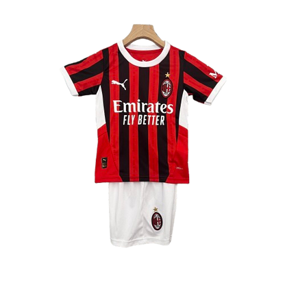 Camiseta + short AC Milan local 2024/2025 - NIÑOS vista sobre fondo blanco