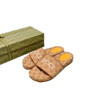 Slippers Gucci - Clásicas ⚡ TL STORE vista sobre fondo blanco