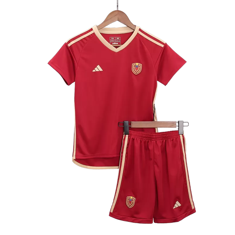 Camiseta + short Venezuela local 2024/2025 - NIÑOS vista sobre fondo blanco