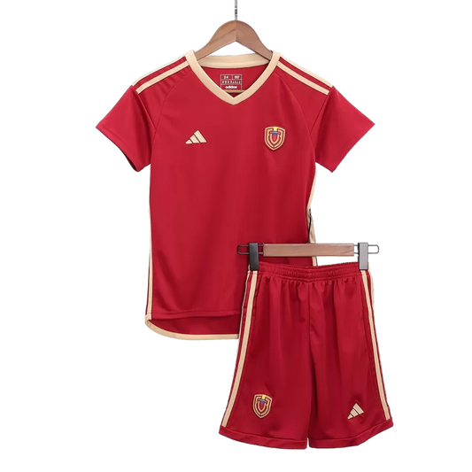 Camiseta + short Venezuela local 2024/2025 - NIÑOS vista sobre fondo blanco