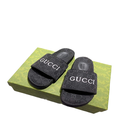 Slippers Gucci ⚡ TL STORE vista sobre fondo blanco