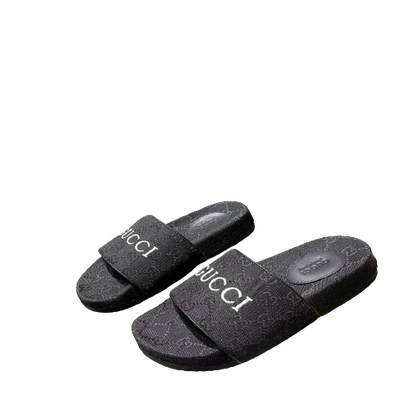 Slippers Gucci ⚡ TL STORE vista sobre fondo blanco