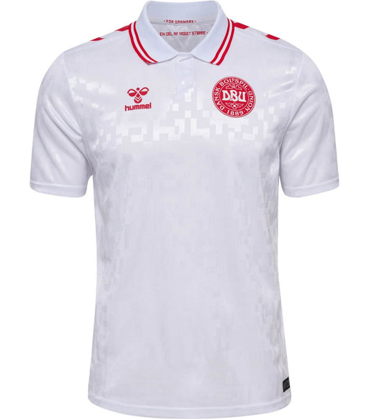 Camiseta Dinamarca alternativa - Eurocopa 2024 vista sobre fondo blanco