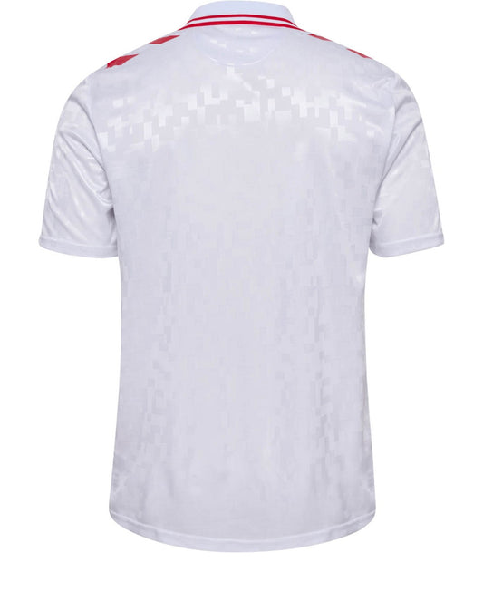 Camiseta Dinamarca alternativa - Eurocopa 2024 vista sobre fondo blanco