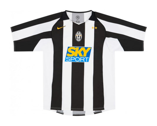 Camiseta Retro Juventus 2004/2005 vista sobre fondo blanco